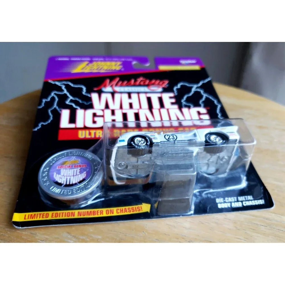 1992 Johnny Lightning 1975 COBRA II RACER White Lightnings MUSTANG CLASSICS 1:64